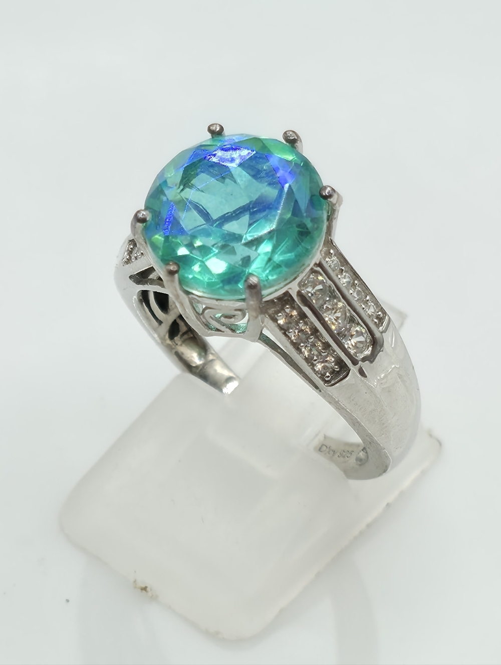 NWOT Mesmerizing Peacock Quartz And White Topaz Ring - Picture 3 of 8